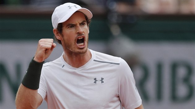 O ANTUKOVHO KRLE. Tenista Andy Murray se raduje ze zisku prvnho setu ve finle Roland Garros proti svtov jednice Novaku Djokoviovi.