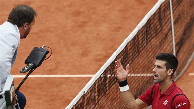 PANE ROZHOD! Srbsk tenista Novak Djokovi diskutuje s rozhodm na umpiru...