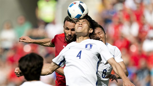 TVRDOST. Ptelsk utkn proti Jin Koreji esk fotbalisty hodn bolelo. Na snmku se drazn dere do hlavikovho souboje Tom Sivok.