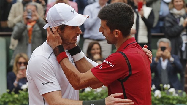 TAK P͊T, ANDY. Novak Djokovi, cel zapinn od antuky, se po potenm vbuchu radosti zdrav se svm protivnkem Andym Murrayem.