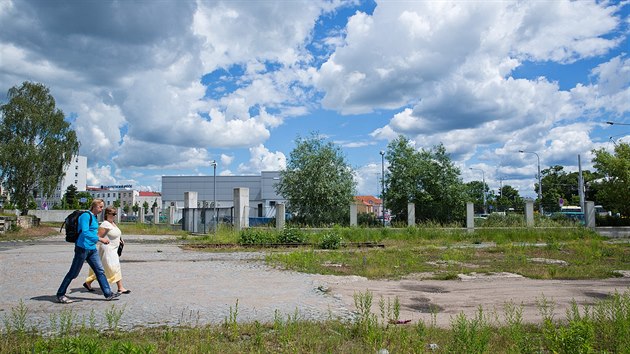 Pozemky mezi elezninm ndram a autobusovm terminlem v Hradci Krlov