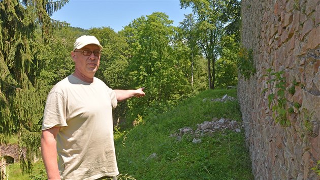 Kasteln hradu Litice Dalibor Urban ukazuje na hromadu suti, kter se vyvalila z hradn stny.