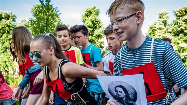 esk Miss 2016 Andrea Bezdkov pijela podpoit charitativn bh podan Gymnziem Boeny Nmcov v Hradci Krlov (8.6.2016).