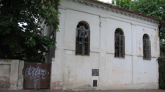 Smutn pohled na bvalou synagogu v Jirkov. Msto chce objektu vrtit dstojnost.