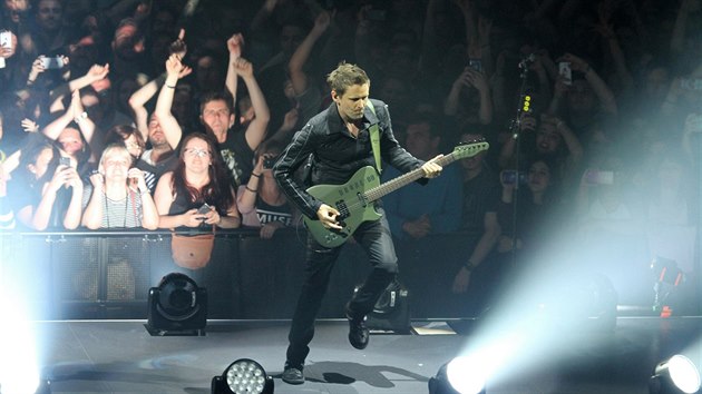 Frontman Muse Matt Bellamy (O2 arena, Praha, 4. ervna 2016)