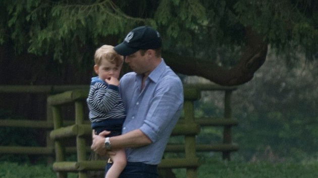 Princ William a jeho syn princ George (King's Lynn, 28. kvtna 2016)