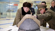 Severokorejský vdce Kim ong-un si prohlíí kus balistické rakety, její test...