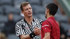 DOBOJOVÁNO. Tomá Berdych (vlevo) a Novak Djokovi po tvrtfinále Roland Garros.