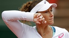 Australská tenistka Sam Stosurová si utírá pot z čela v semifinále Roland... Australská tenistka Sam Stosurová si utírá pot z čela v semifinále Roland...