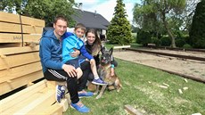 Dnes už bývalý fotbalista FC Vysočina Marek Jungr se synem Matyášem, manželkou... Dnes už bývalý fotbalista FC Vysočina Marek Jungr se synem Matyášem, manželkou...