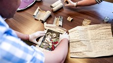 V tajemné schránce na vysokomýtské věži byly noviny, obrázky a vzkazy. V tajemné schránce na vysokomýtské věži byly noviny, obrázky a vzkazy.
