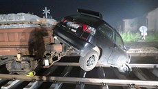 Auto přistálo v kolejišti a opřelo se o vagon. Auto přistálo v kolejišti a opřelo se o vagon.