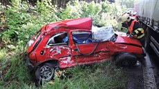 Při srážce s kamionem zemřela spolujezdkyně v autě, řidiče vyprošťovali. Při srážce s kamionem zemřela spolujezdkyně v autě, řidiče vyprošťovali.