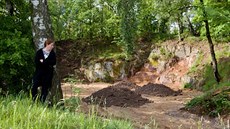 Navážka se nelíbí ani obyvatelce Vesce Pavlíně Konrádové (na snímku). Navážka se nelíbí ani obyvatelce Vesce Pavlíně Konrádové (na snímku).