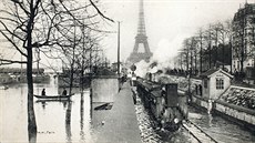 Rozvodněná Seina zaplavila Paříž (leden 1910). Na snímku je zaplavená železnice... Rozvodněná Seina zaplavila Paříž (leden 1910). Na snímku je zaplavená železnice...