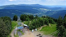 Pohled z rozhledny na šumavském vrcholu Špičák. Pohled z rozhledny na šumavském vrcholu Špičák.