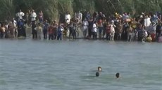 Irácké rodiny se pokouejí peplavat eku Eufrat, aby unikly Islámskému státu....