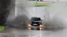 Pi vtích detích se pod viaduktem na hlavním prtahu Pelhimovem ve smru na...