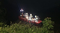 Mezi Davlí a Vraným vykolejil vlak, hasiči odčerpávali naftu ze člunů... Mezi Davlí a Vraným vykolejil vlak, hasiči odčerpávali naftu ze člunů...