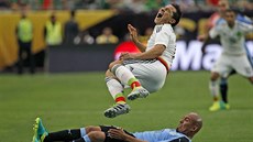 Andres Guardado z Mexika (nahoře) úpí po zákroku Egidia Arevala z Uruguaye. Andres Guardado z Mexika (nahoře) úpí po zákroku Egidia Arevala z Uruguaye.