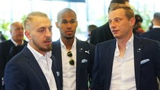 etí fotbalisté (zleva) Jií Skalák, Theodor Gebre Selassie a Ladislav Krejí...
