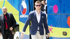 Tomáš Necid po příjezdu do hotelu Chateau Belmont v Tours. Tomáš Necid po příjezdu do hotelu Chateau Belmont v Tours.