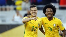 Brazilci Philippe Coutinho a Willian slaví gól proti Haiti.