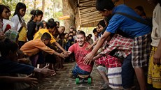 Kvůli svému postižení využívá Chris Koch k pohybu převážně longboard. Z pohybu... Kvůli svému postižení využívá Chris Koch k pohybu převážně longboard. Z pohybu...