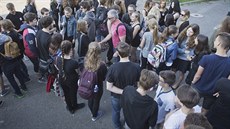 Studenti Gymnázia Frantika Kiíka protestovali ped kolou proti proputní...