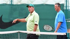 Bývalý tenista Ivan Lendl (vlevo) se přišel podívat na tenisový turnaj... Bývalý tenista Ivan Lendl (vlevo) se přišel podívat na tenisový turnaj...