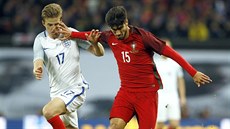 Portugalský fotbalista Andre Gomes (vlevo) se snaí odpoutat od Erica Diera z...