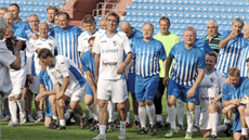 Bývalí fotbalisté Vítkovic a Baníku Ostrava se po vzájemném utkání společně... Bývalí fotbalisté Vítkovic a Baníku Ostrava se po vzájemném utkání společně...