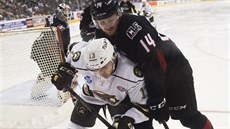 Jakub Vrána (vlevo) z Hershey bojuje o puk s Deanem Kukanem z Lake Erie. Jakub Vrána (vlevo) z Hershey bojuje o puk s Deanem Kukanem z Lake Erie.
