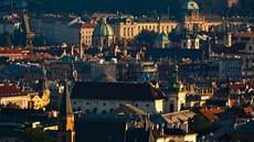 Praha stověžatá - věže a střechy Nového i Starého Města, v pozadí budova Úřadu... Praha stověžatá - věže a střechy Nového i Starého Města, v pozadí budova Úřadu...