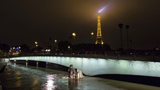 Socha Zuáva na most Pont de l'Alma zstává zatopená zhruba do pasu, v roce...