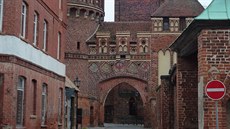 Hlavní mstská brána v Tangermünde je stejn jako vtina budov postavená z...