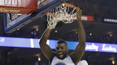 Festus Ezeli z Golden State má radost, práv zasmeoval do koe Clevelandu.