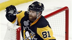 Phil Kessel slaví gól Pittsburghu ve finále Stanley Cupu.