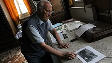 Ladislav Kare ve svém dom ve pindlerov Mlýn ukazuje na historický snímek...