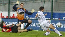 Petr Čech v dresu Rennes zasahuje proti střele Miguela Paulety z Bordeaux... Petr Čech v dresu Rennes zasahuje proti střele Miguela Paulety z Bordeaux...