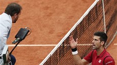 PANE ROZHODÍ! Srbský tenista Novak Djokovi diskutuje s rozhodím na umpiru...
