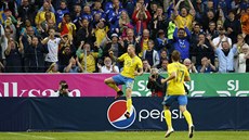 EUFORIE. védský fotbalista John Guidetti slaví gól v pípravném utkání proti...