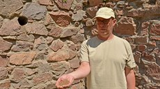 Kastelán státního hradu Litice Dalibor Urban ukazuje písek vytaený z otvoru ve...