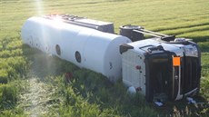 Cisterna skončila v poli u Čistěvsi na Královéhradecku (7.6.2016). Cisterna skončila v poli u Čistěvsi na Královéhradecku (7.6.2016).