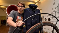 Historik Martin Krsek se svými exponáty. Historik Martin Krsek se svými exponáty.