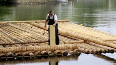 Nadšení plavci postavili na Brněnské přehradě vor. Nadšení plavci postavili na Brněnské přehradě vor.
