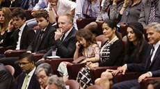 Celebrity u papee: Richard Gere (zcela vlevo), Salma Hayeková a George Clooney...