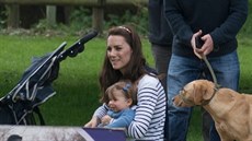 Vévodkyn Kate a její dcera princezna Charlotte (King's Lynn, 28. kvtna 2016)