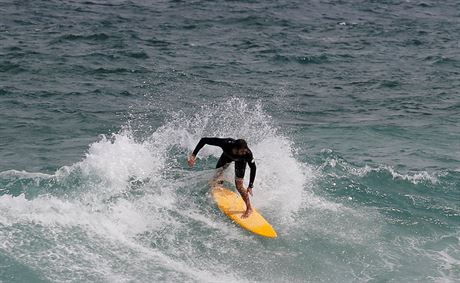 Surfa na pli Ipanema v Riu de Janeiru (13. ervna 2016)
