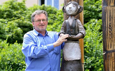 Jan Vajz z úadu druhého mstského obvodu ukazuje pokození sochy ve...